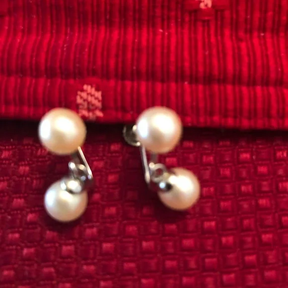 Pearl earrings with screw backings 14k white. Vintage elegant with little chain. - Picture 2 of 5